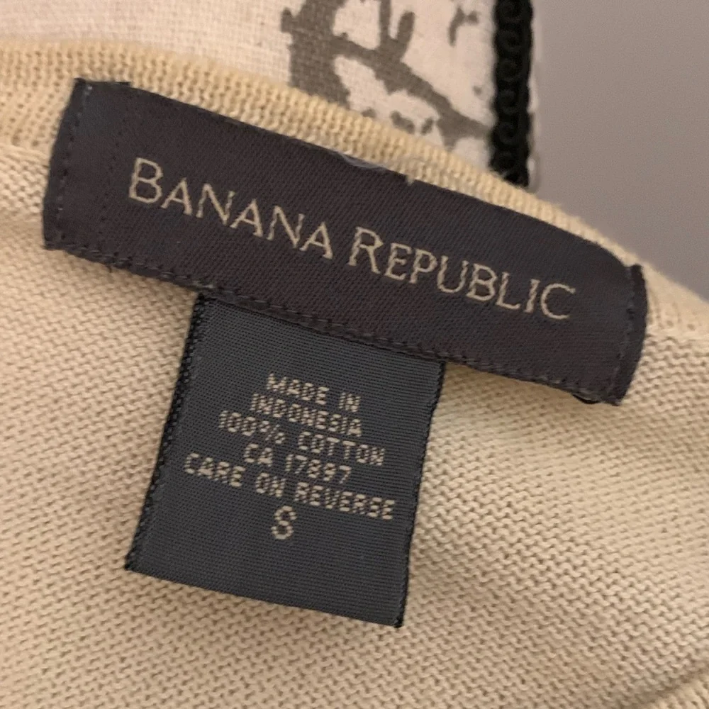Banana Republic Lt. Yellow V-Neck Sweater Size S